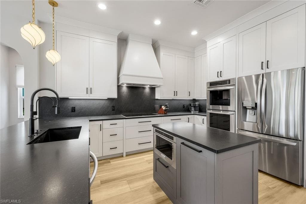 155 Heron Ave, Naples, FL 34108-7