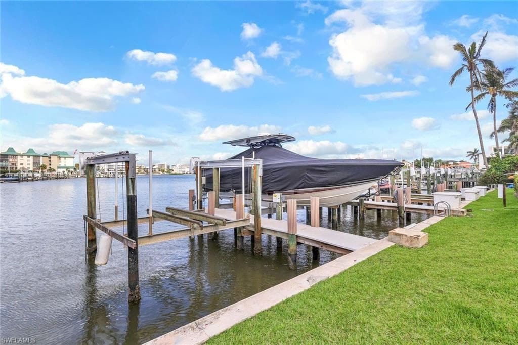 9103 Vanderbilt Dr 2, Naples, FL 34108-21