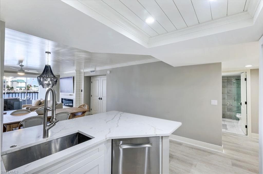 9103 Vanderbilt Dr 2, Naples, FL 34108-6