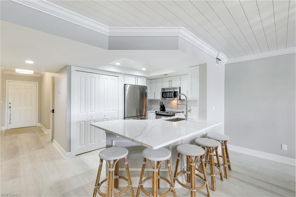 9103 Vanderbilt Dr 2, Naples, FL 34108-7