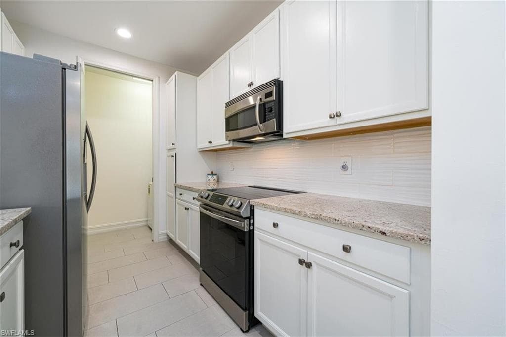 7918 Bristol Cir, Naples, FL 34120-11