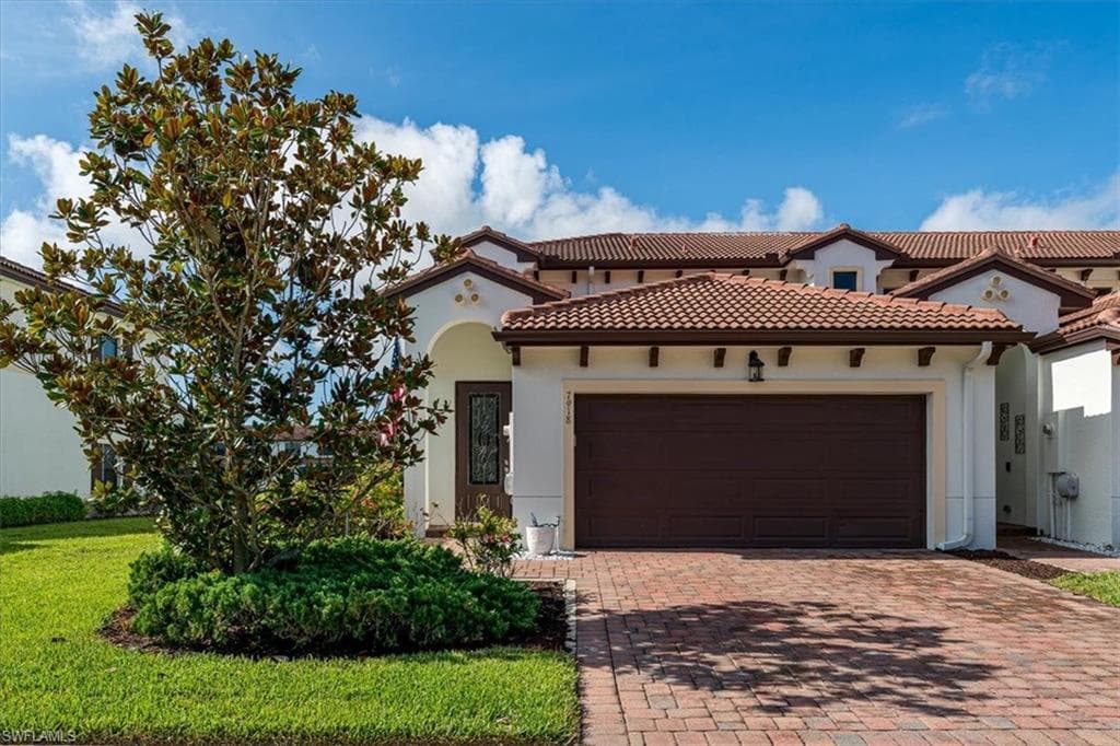 7918 Bristol Cir, Naples, FL 34120-6
