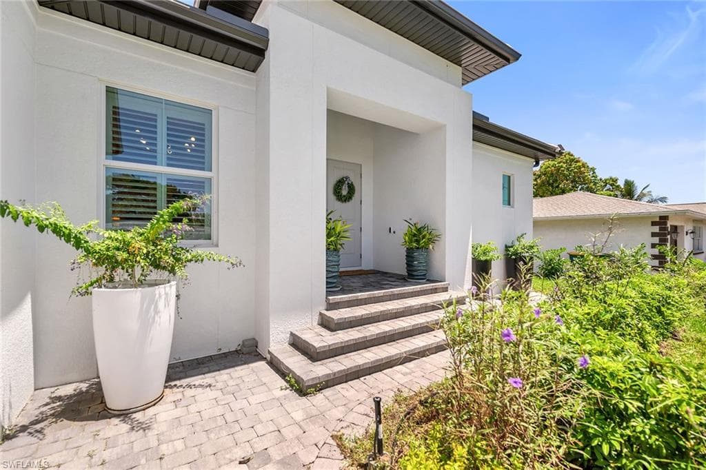 4584 Alhambra Cir, Naples, FL 34103-4