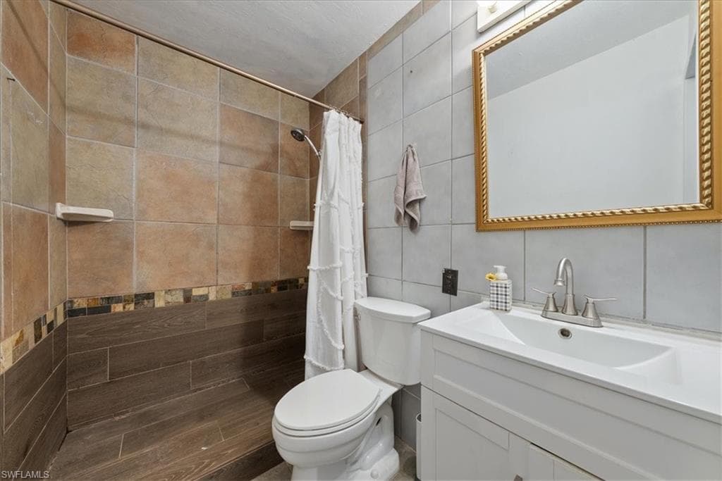 3024 Woodside Ave, Naples, FL 34112-22