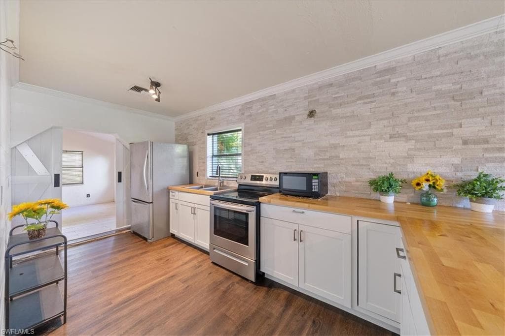 3024 Woodside Ave, Naples, FL 34112-23
