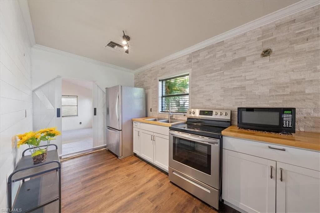 3024 Woodside Ave, Naples, FL 34112-26