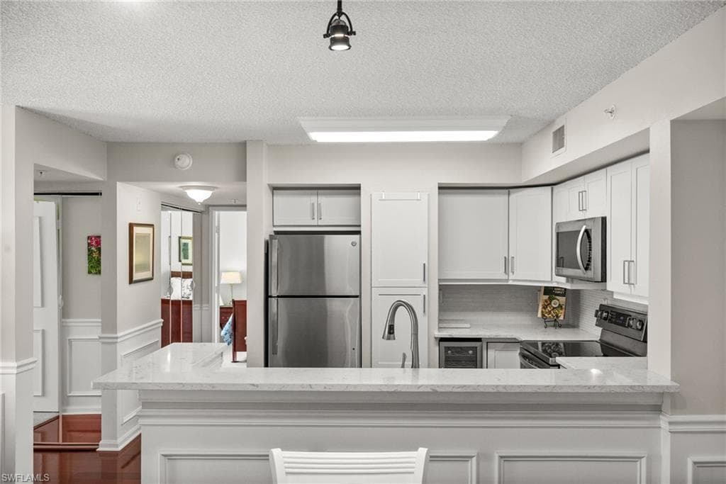 1230 Wildwood Lakes Blvd 102, Naples, FL 34104-7