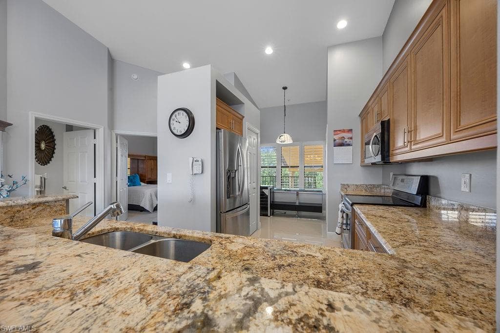 195 Vintage Cir 402, Naples, FL 34119-9
