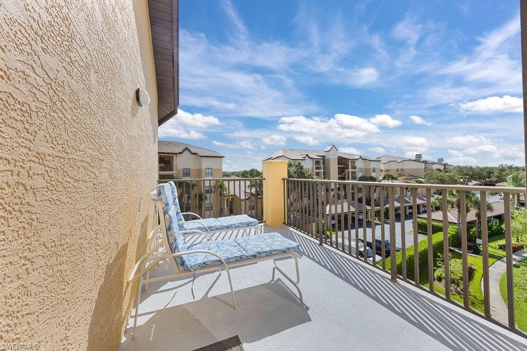 195 Vintage Cir 402, Naples, FL 34119-16