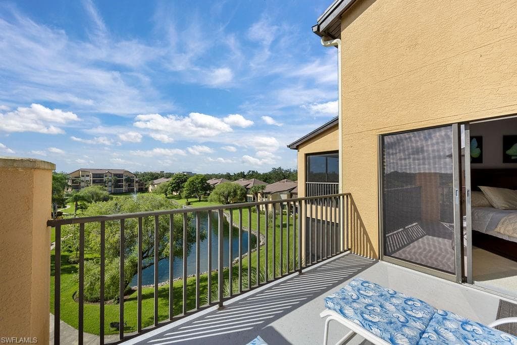 195 Vintage Cir 402, Naples, FL 34119-21