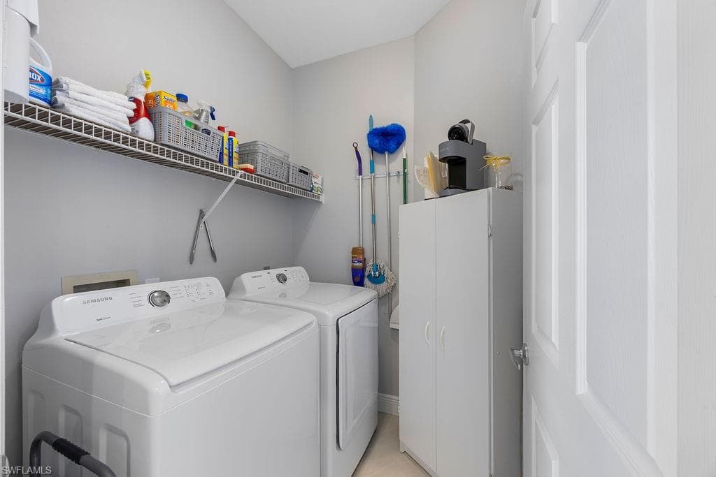 195 Vintage Cir 402, Naples, FL 34119-22