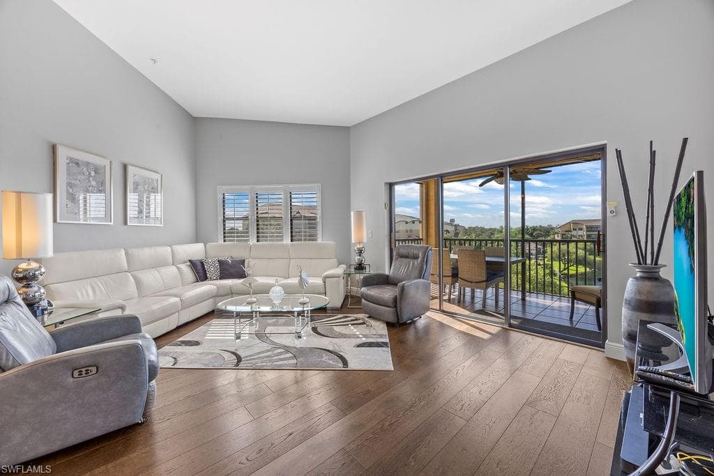 195 Vintage Cir 402, Naples, FL 34119-5