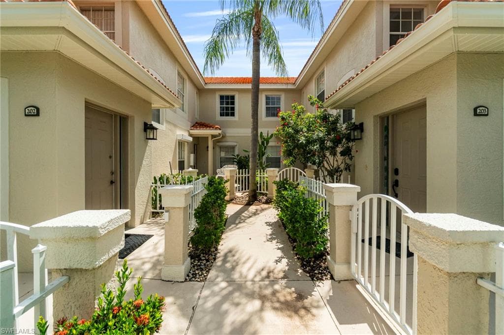 7552 Oleander Gate Dr C104, Naples, FL 34109-6
