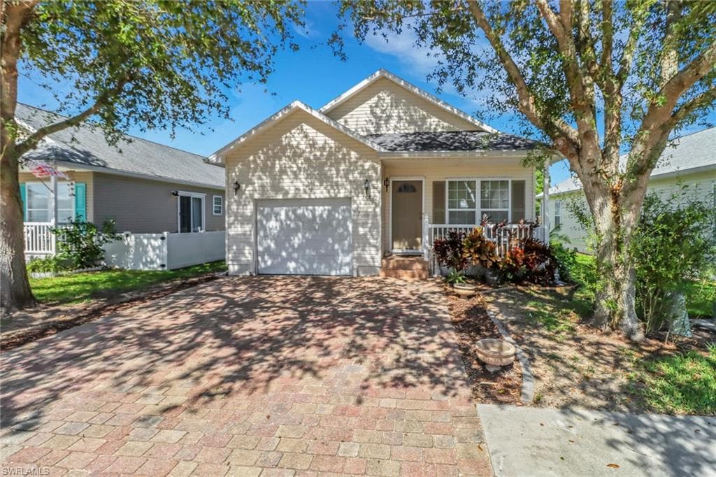 398 Leawood Cir, Naples, FL 34104-1