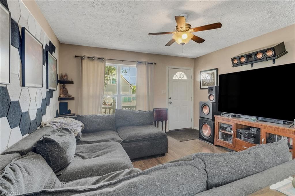 398 Leawood Cir, Naples, FL 34104-3
