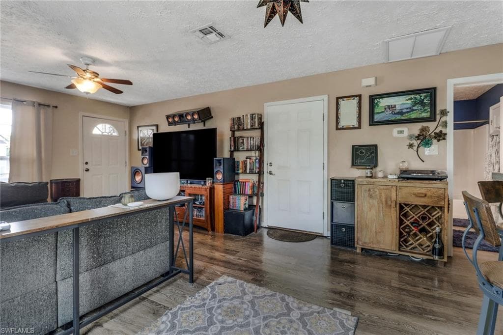 398 Leawood Cir, Naples, FL 34104-4