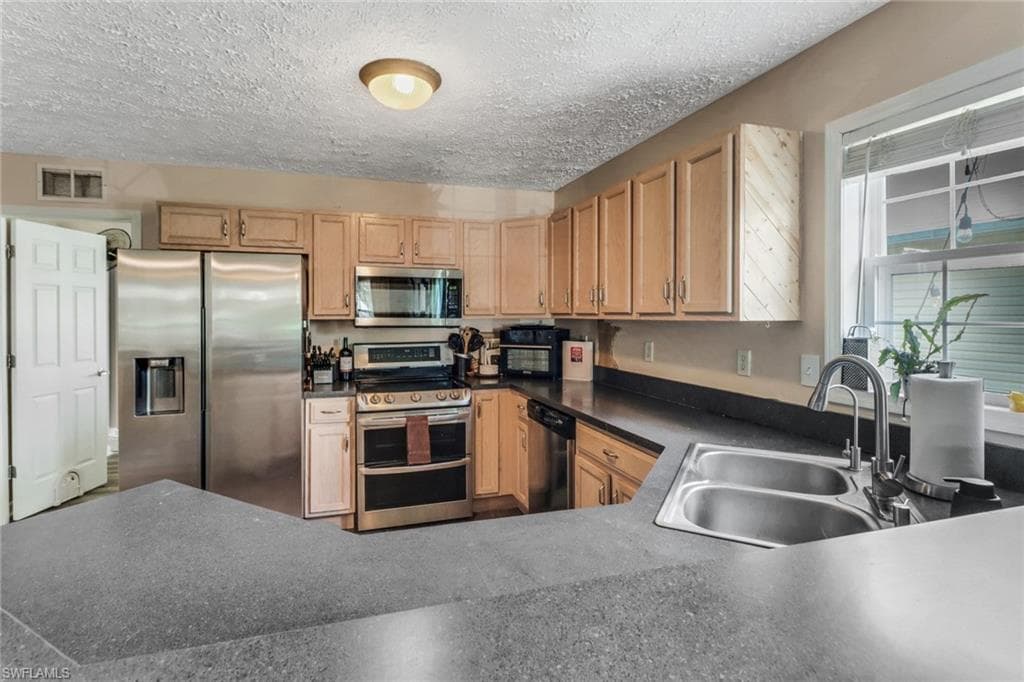 398 Leawood Cir, Naples, FL 34104-6
