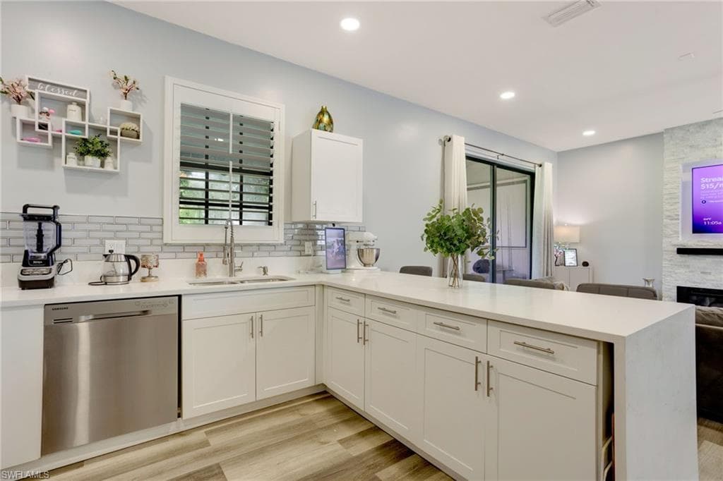 15659 Summit Place Cir, Naples, FL 34119-5