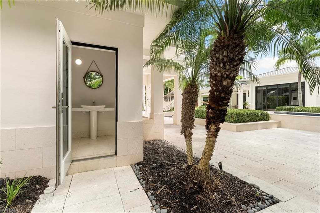 233 Ridge Dr, Naples, FL 34108-26