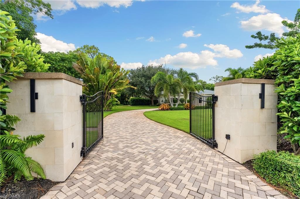233 Ridge Dr, Naples, FL 34108-36