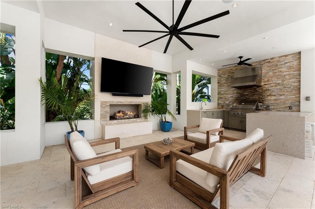 233 Ridge Dr, Naples, FL 34108-7