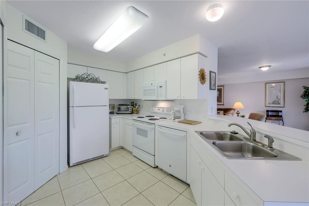 15505 Cedarwood Ln 204, Naples, FL 34110-10