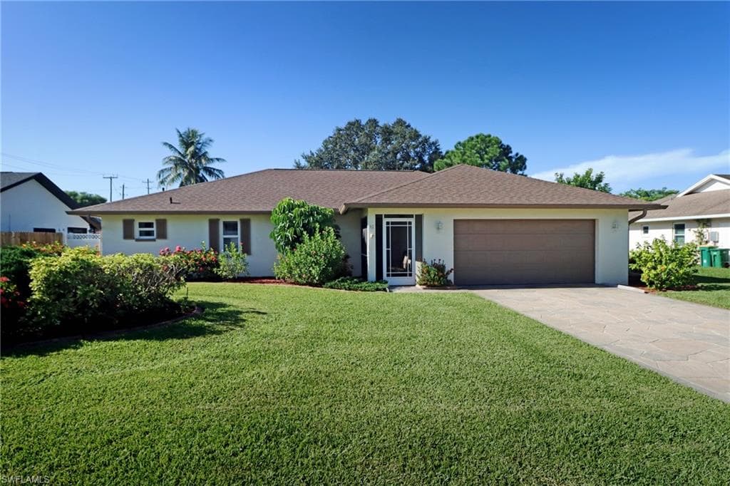 92 Chardon Pl, Naples, FL 34110-2