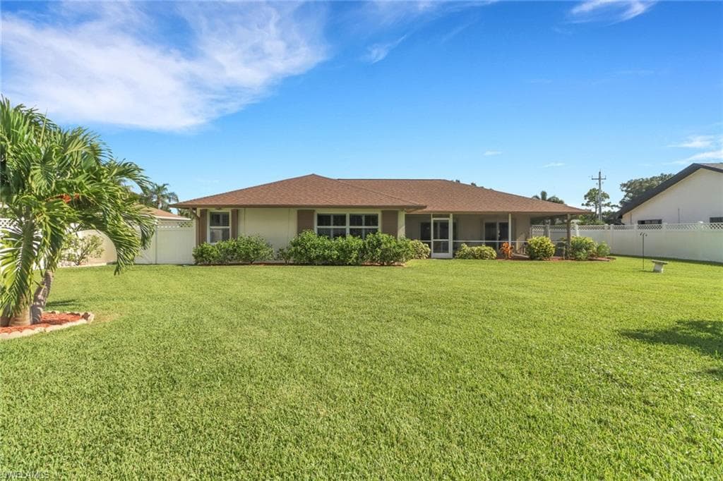 92 Chardon Pl, Naples, FL 34110-3