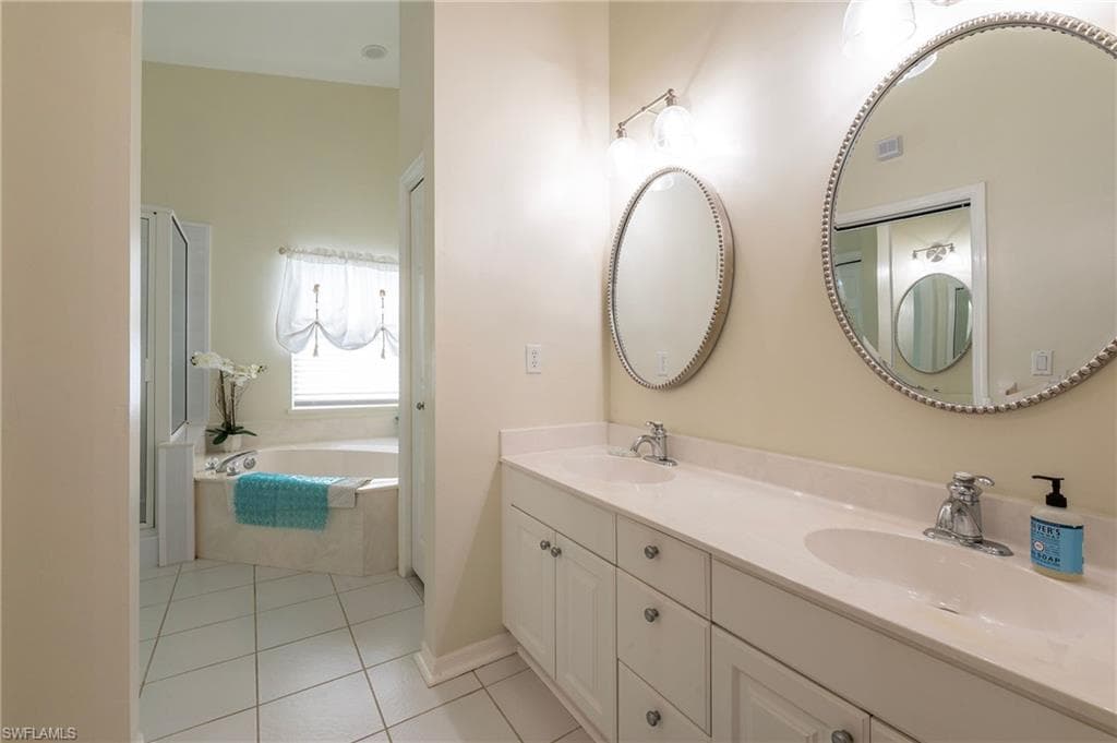 129 Sabal Lake Dr, Naples, FL 34104-17