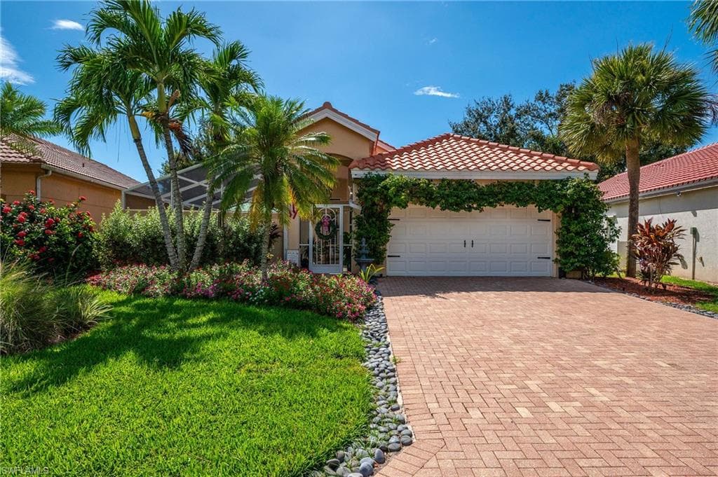 129 Sabal Lake Dr, Naples, FL 34104-2