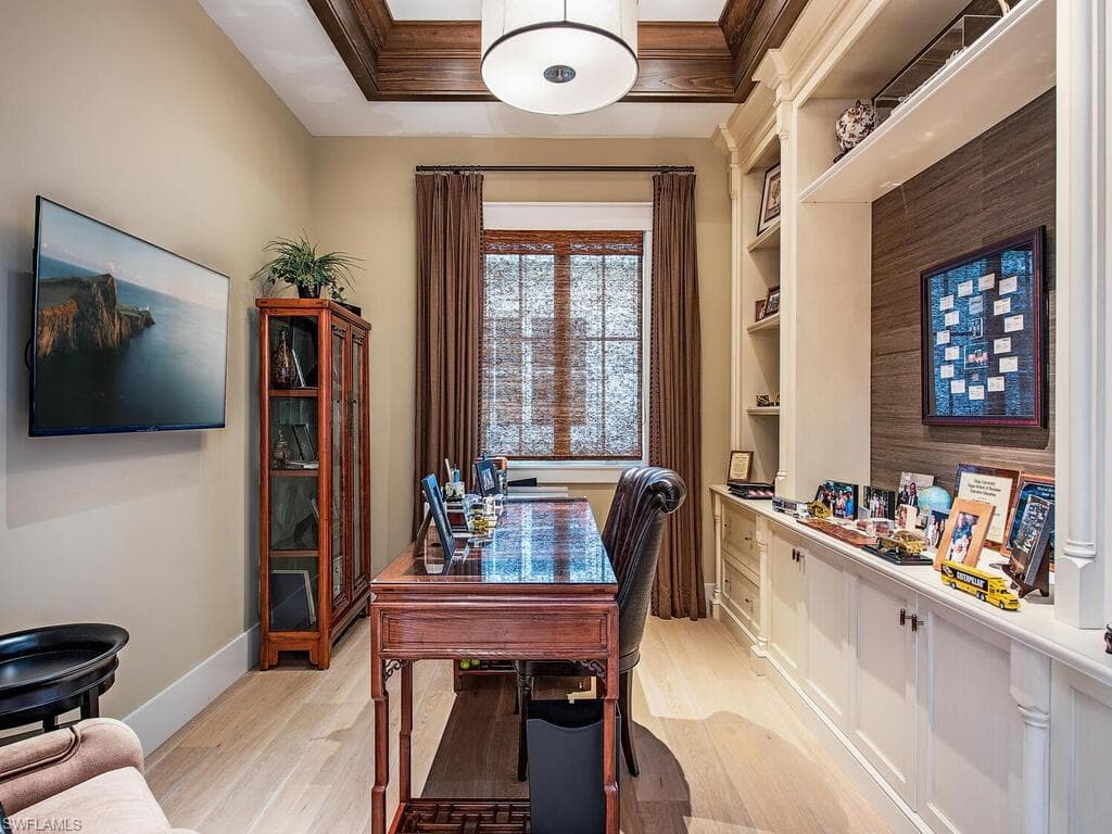 1482 2nd Ave S, Naples, FL 34102-18