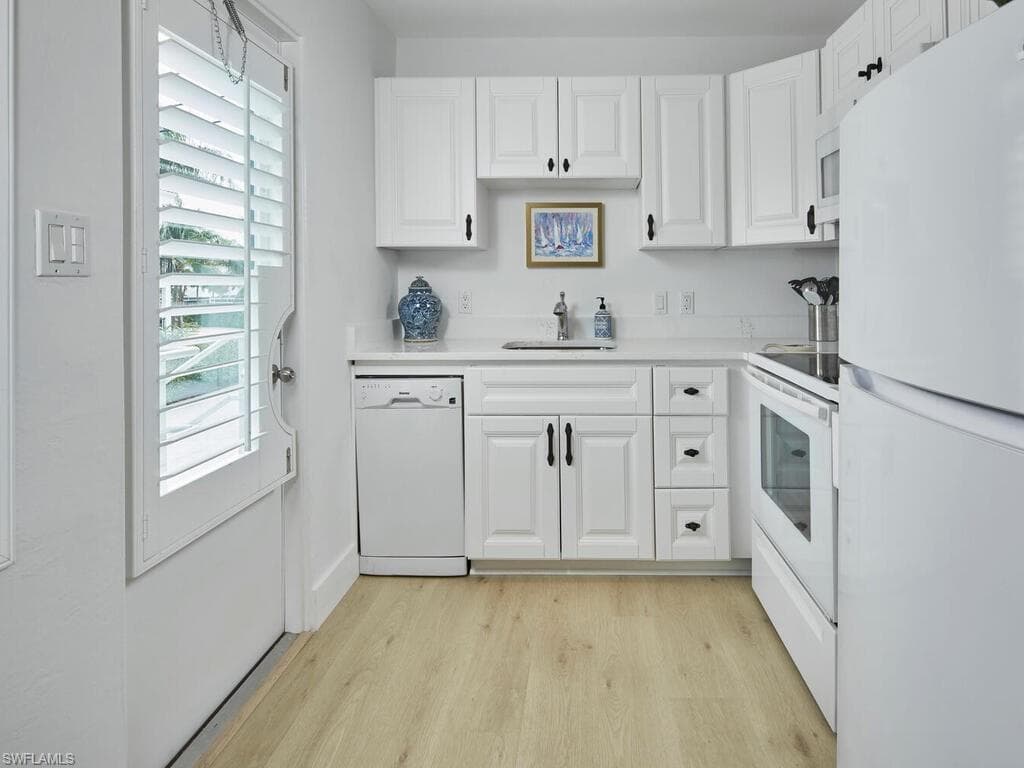 271 8th Ave S 271, Naples, FL 34102-8