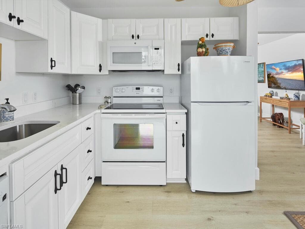 271 8th Ave S 271, Naples, FL 34102-9