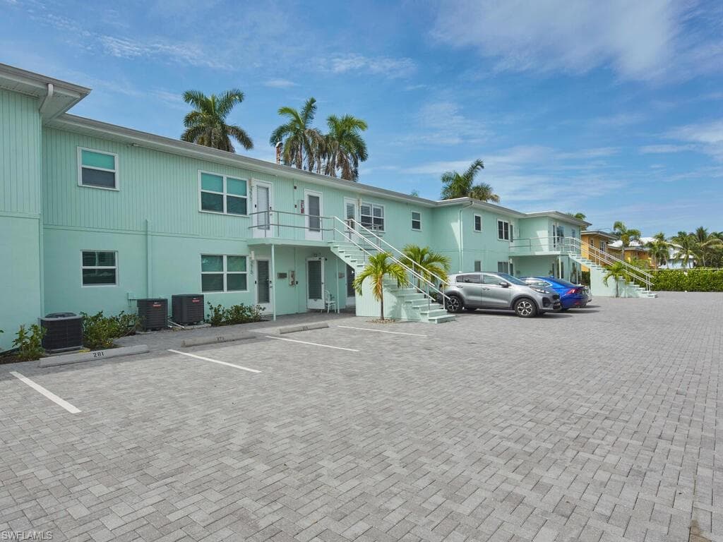 271 8th Ave S 271, Naples, FL 34102-14