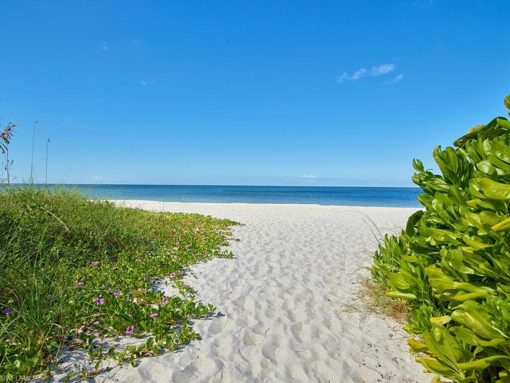 271 8th Ave S 271, Naples, FL 34102-16