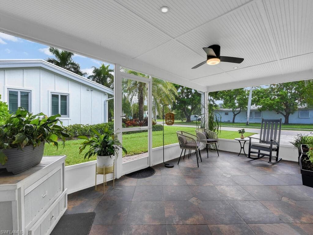619 10th St N, Naples, FL 34102-15