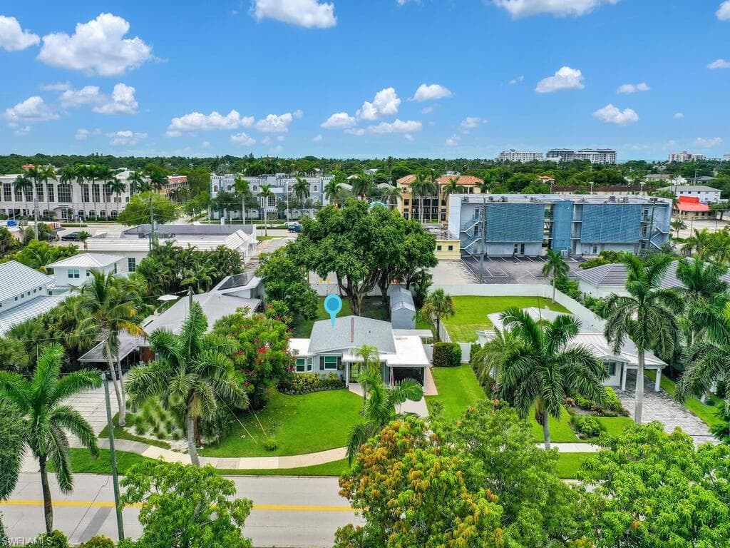 619 10th St N, Naples, FL 34102-21