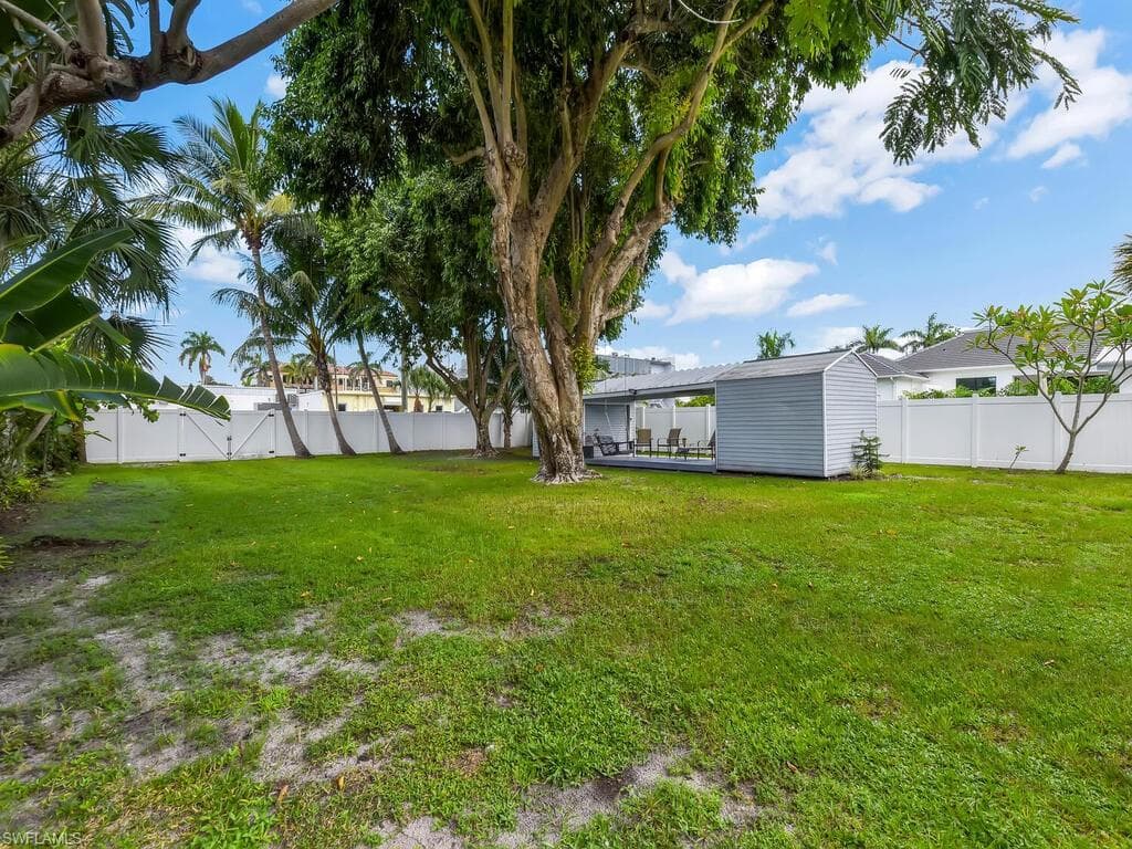 619 10th St N, Naples, FL 34102-35