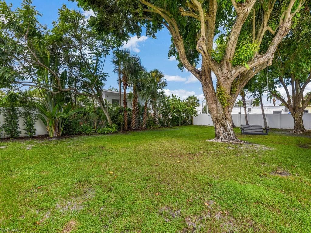 619 10th St N, Naples, FL 34102-36