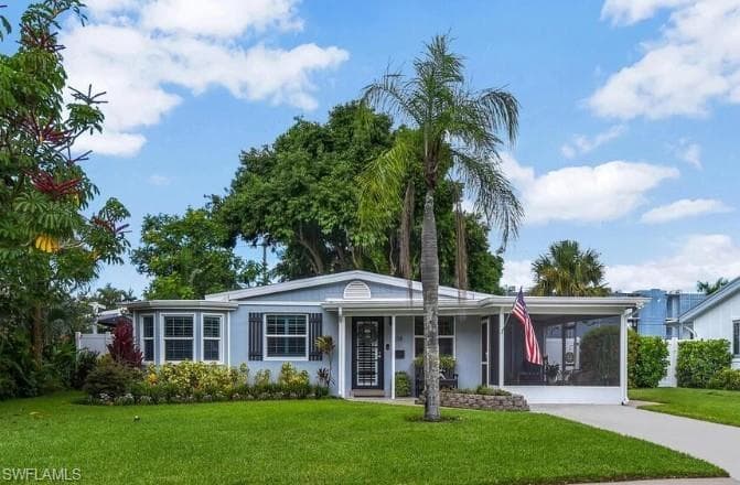 619 10th St N, Naples, FL 34102-4