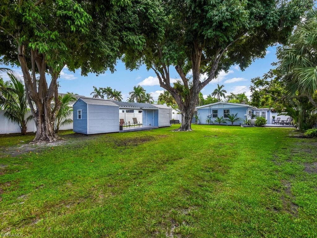 619 10th St N, Naples, FL 34102-5