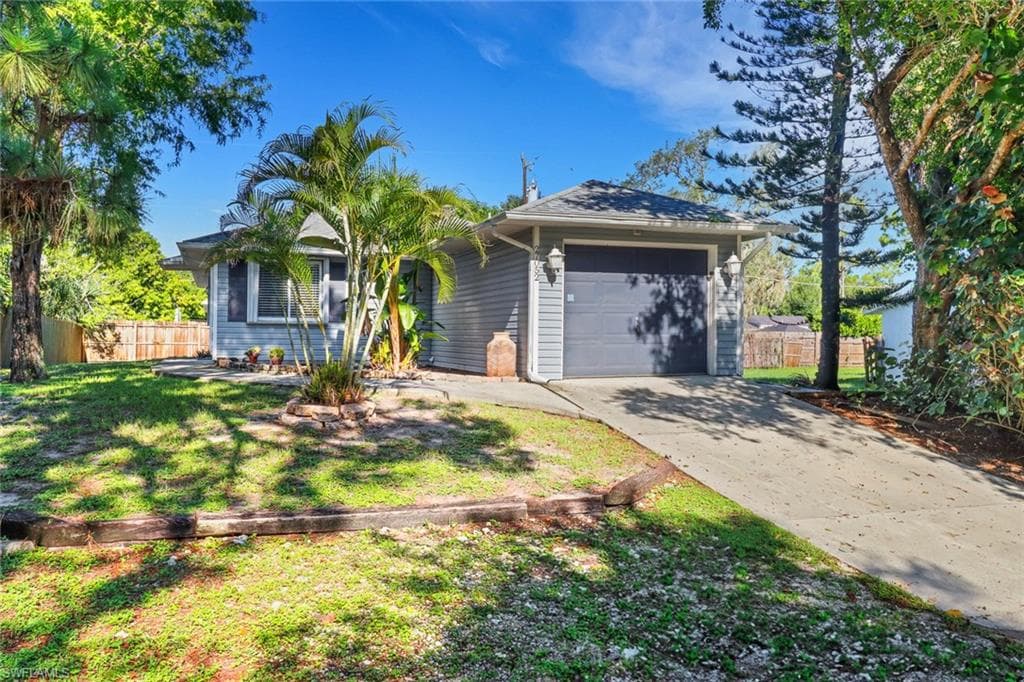 27052 Riverside Dr, Bonita Springs, FL 34135-2