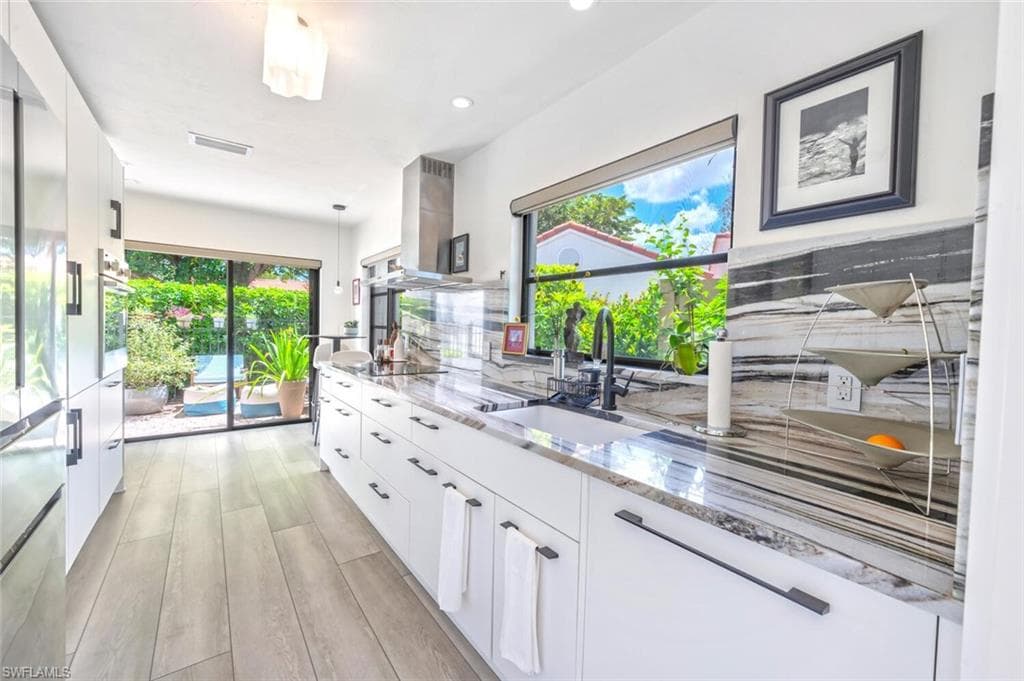 877 Reef Point Cir, Naples, FL 34108-1