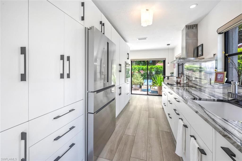 877 Reef Point Cir, Naples, FL 34108-3
