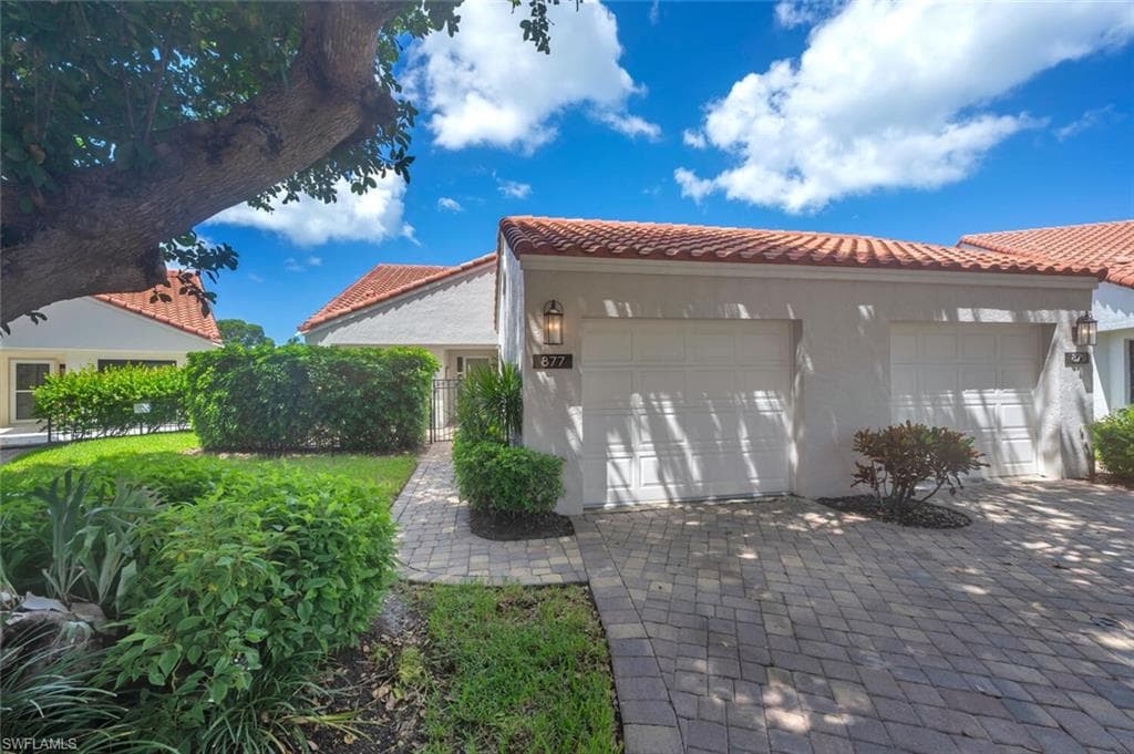 877 Reef Point Cir, Naples, FL 34108-40