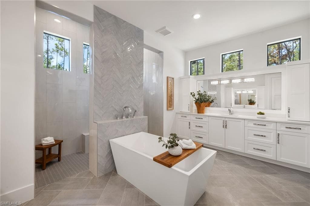 4221 7th Ave NW, Naples, FL 34119-15
