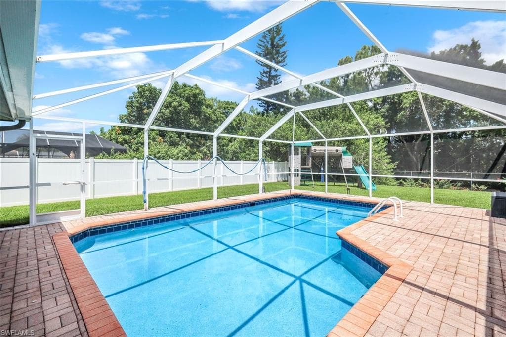 539 Cypress Way E, Naples, FL 34110-2