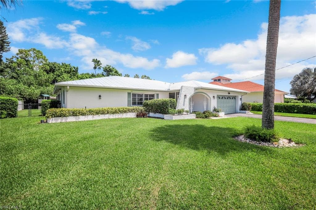 539 Cypress Way E, Naples, FL 34110-34
