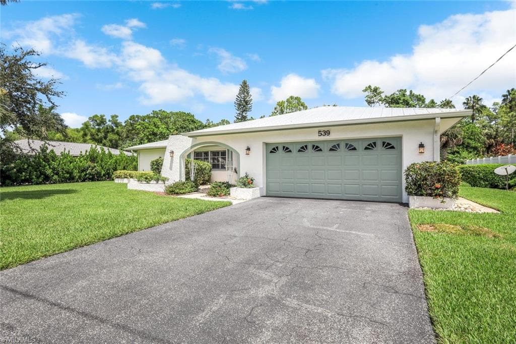 539 Cypress Way E, Naples, FL 34110-5
