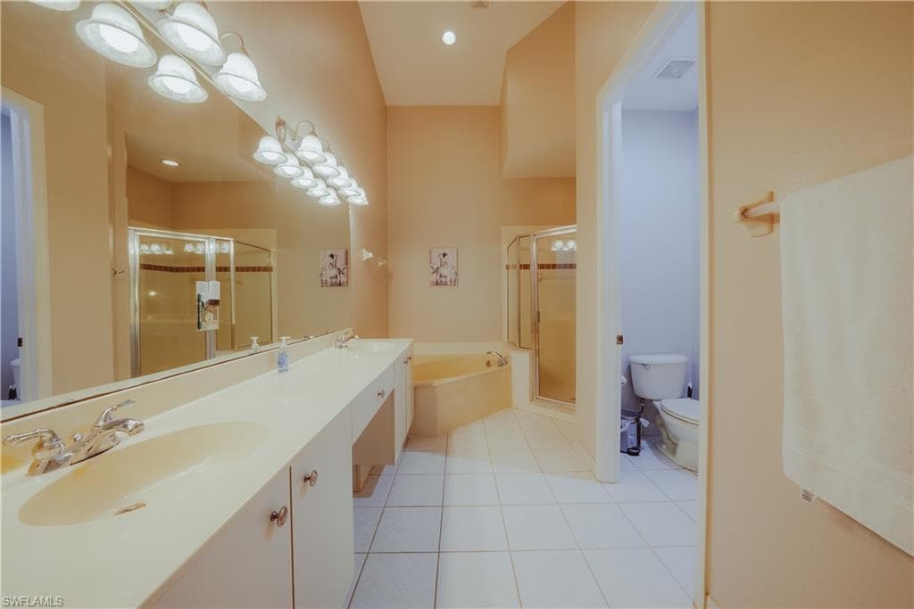 6745 Huntington Lakes Cir 201, Naples, FL 34119-17